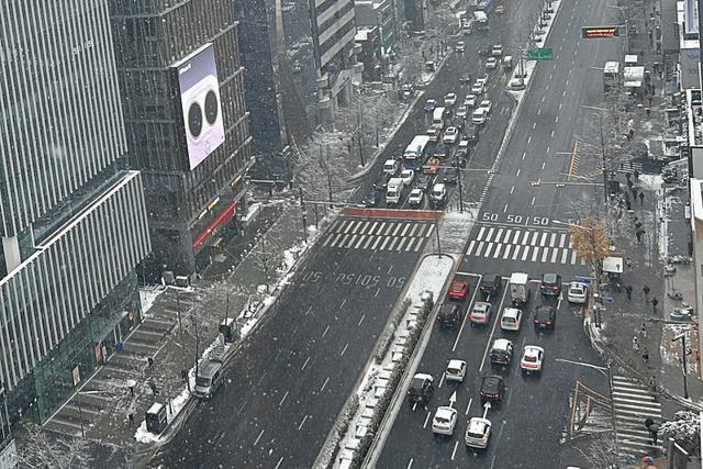 ▲ 27일 오전 9시 무렵, 강남 도산대로 눈이 내리고 있다. (사진=오토트리뷴 이혜리)