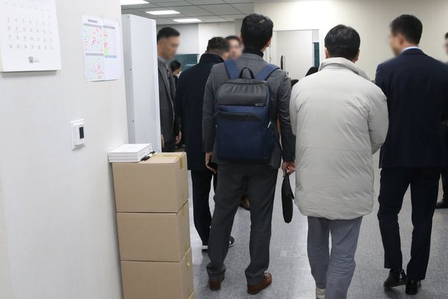 ▲&nbsp;창원지검 관계자들이 27일 오후 서울 여의도 국회 의원회관 국민의힘 기획조정국 사무실로 진입했다. (사진=뉴스1)