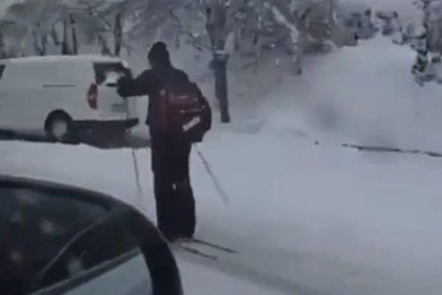 ▲ 인터넷 커뮤니티에 올라온 '스키 출근남' (사진=커뮤니티 갈무리)