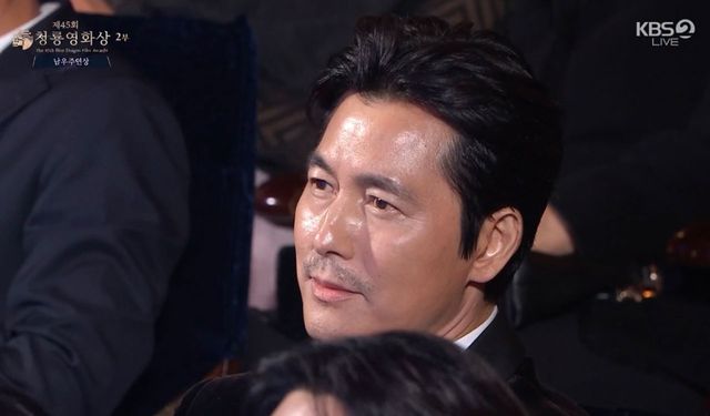 ▲29일 청룡영화상에서 남우주연상을 받은 황정민의 수상소감을 듣는 정우성 (사진=KBS2 '청룡영화상')