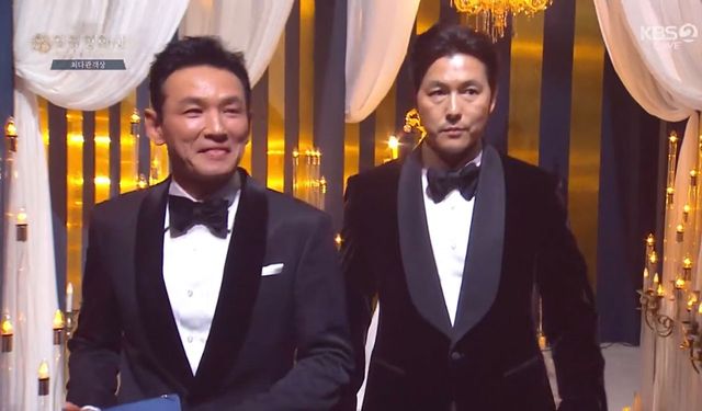 ▲29일 청룡영화상에서 시상자로 나서는 황정민과 정우성 (사진=KBS2 '청룡영화상')