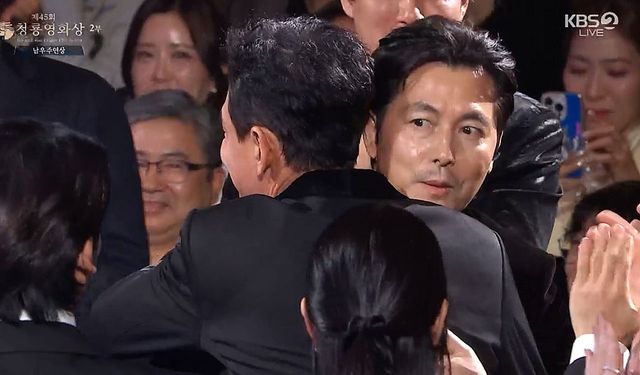 ▲29일 청룡영화상에서 남우주연상을 받은 황정민에게 축하를 건네는 정우성 (사진=KBS2 '청룡영화상')