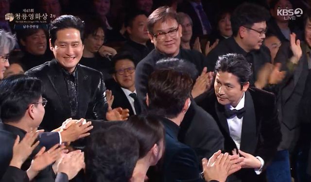 ▲29일 청룡영화상에서 남우주연상을 받은 황정민에게 축하를 건네는 정우성 (사진=KBS2 '청룡영화상')