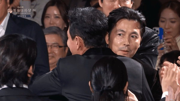 ▲남우주연상 수상에 호명돼 정우성의 축하를 받는 황정민 (사진= KBS 제45회 청룡영화상)