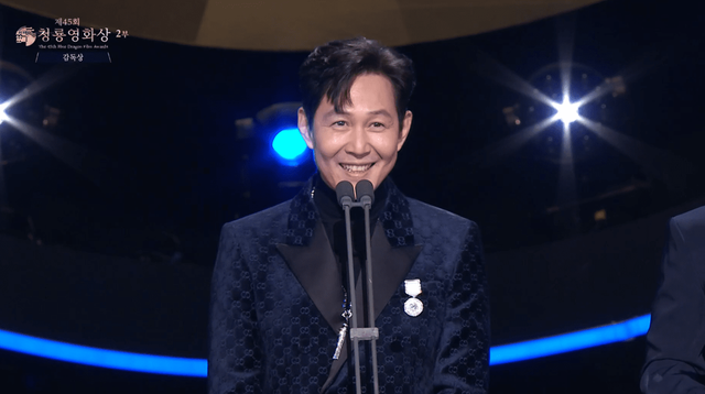 ▲감독상 시상을 진행하는 이정재 (사진= KBS 제45회 청룡영화상)