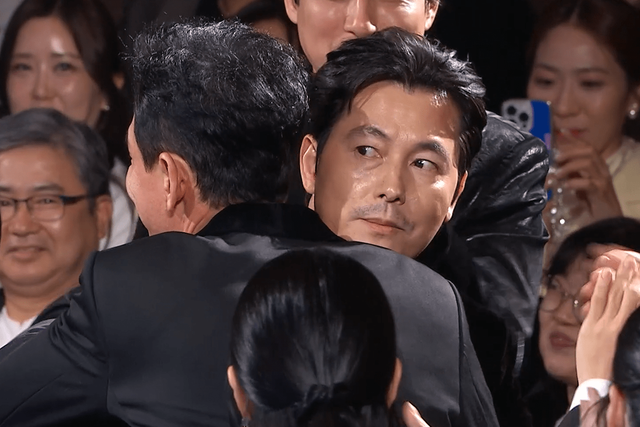 ▲남우주연상 수상에 호명돼 정우성의 축하를 받는 황정민 (사진= KBS 제45회 청룡영화상)