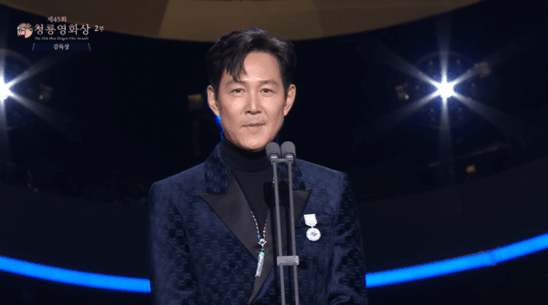 ▲감독상 시상을 진행하는 이정재 (사진= KBS 제45회 청룡영화상)