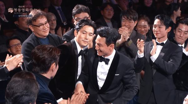 ▲남우주연상 수상에 호명돼 동료들의 축하를 받는 황정민 (사진= KBS 제45회 청룡영화상)