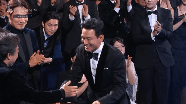 ▲남우주연상 수상에 호명돼 동료들의 축하를 받는 황정민 (사진= KBS 제45회 청룡영화상)