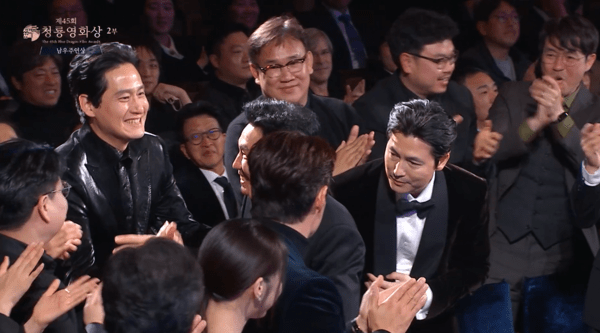 ▲남우주연상 수상에 호명돼 동료들의 축하를 받는 황정민 (사진= KBS 제45회 청룡영화상)