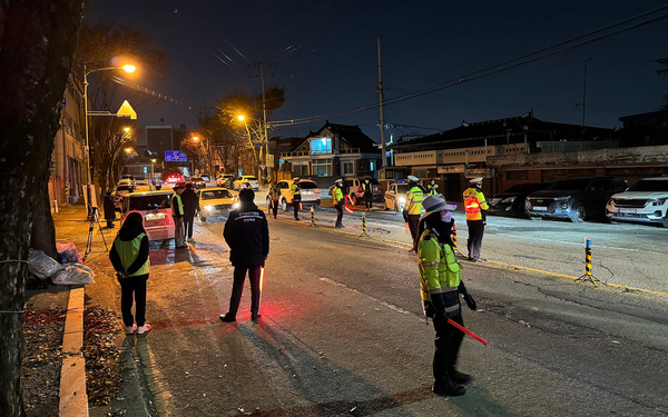 ▲음주운전 합동단속 나선 경찰과 전라북도청(사진=전라북도)