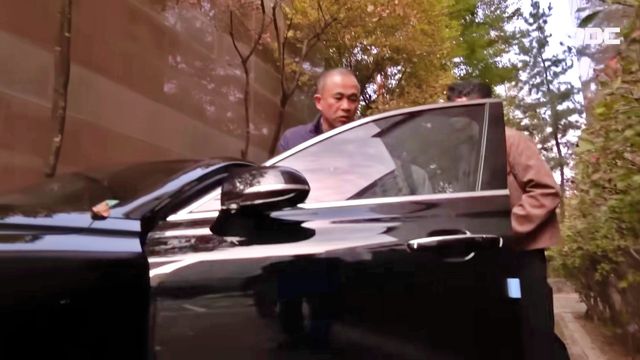 ▲기자들을 피하는 명태균 씨가 제네시스 EQ900에 타고 있는 장면(사진=유튜브 'MBCNEWS')