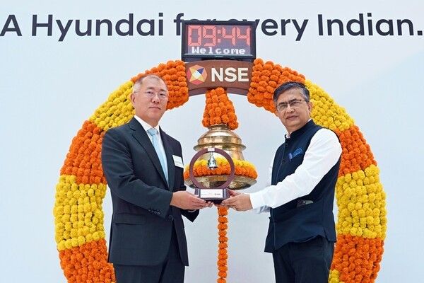 ▲정의선 회장이 인도증권거래소 CEO로부터 기념품을 받는 모습(사진=현대차)