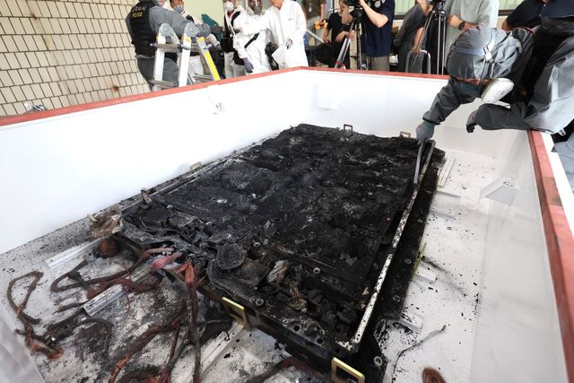 ▲8월19일 오전 인천서부경찰서에서 인천 전기차 화재 3차 합동감식이 진행되고 있다. 이날 경찰과 소방, 국과수 관계자들이 완전히 타버린 배터리 모듈을 감식하고 벤츠 기술진들이 참관했다(사진=뉴스1)