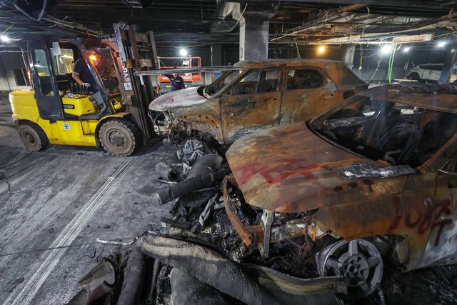 ▲8일 인천 서구 청라동의 한 아파트 단지 지하주차장에서 8월1일 발생한 전기차 화재 사고로 인해 불에 탄 차량을 지게차가 들어올리고 있다.(사진=뉴스1)