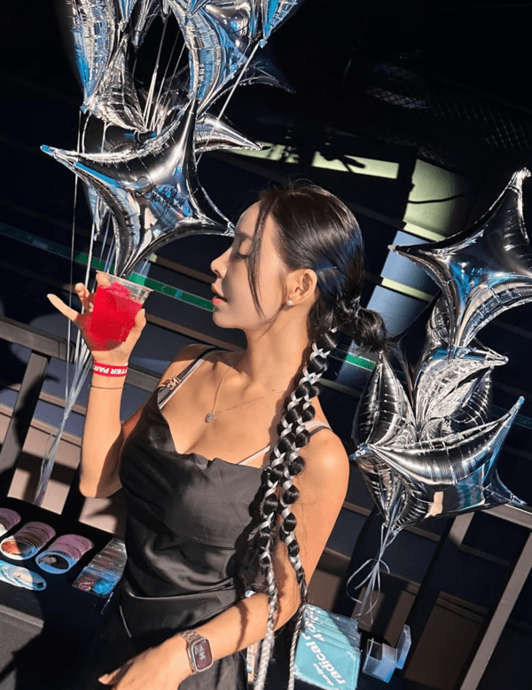 ▲두아리파 팬애프터파티에 참석해 칵테일을 마시는 제바 (사진= 제바 SNS)