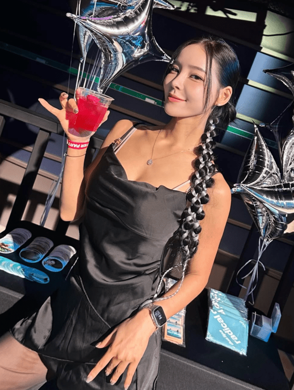 ▲두아리파 팬애프터파티에 참석해 칵테일을 마시는 제바 (사진= 제바 SNS)