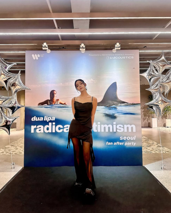 ▲두아리파 팬애프터파티에 참석해 포즈를 취하는 제바 (사진= 제바 SNS)