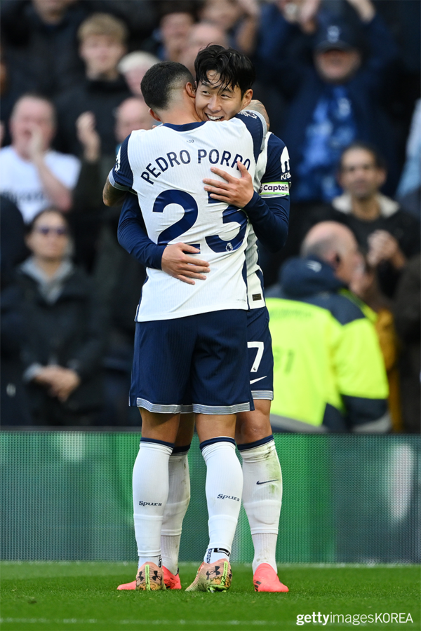 ▲10월 19일 웨스트햄 유나이티드 FC와의 프리미어리그 경기에서 팀 동료 페드로 포로와 함께 네 번째 골을 넣고 포옹을 하는 손흥민 (사진= gettyimagesKOREA)&nbsp;