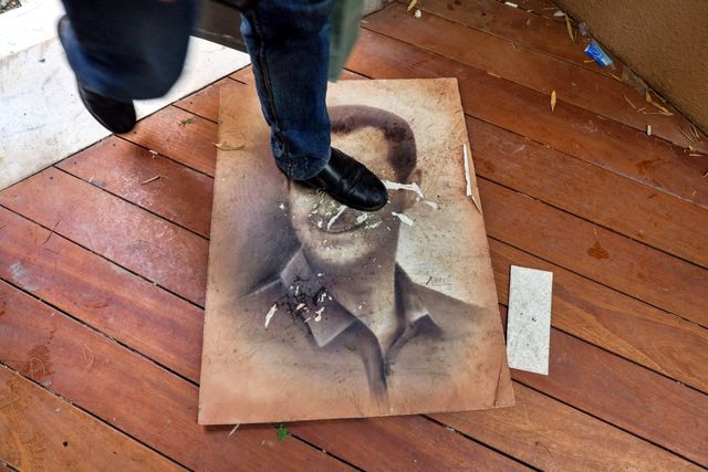 ▲짓밟힌 바샤르 알아사드 초상화(AFP 제공, 연합뉴스 사진)