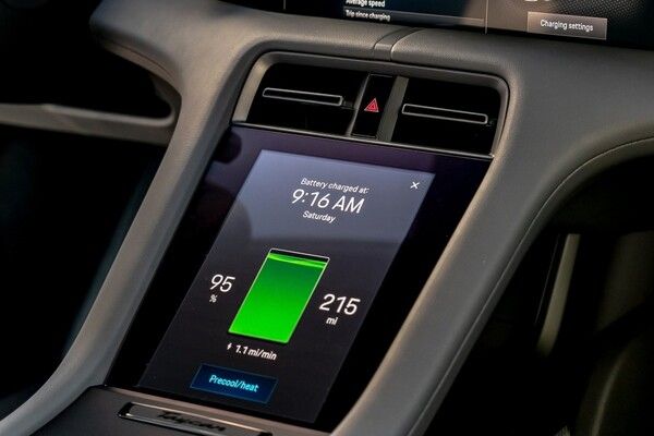 ▲참고사진, 타이칸 배터리 충전 장면(사진=포르쉐)