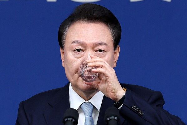 ▲서울 용산 대통령실청사 브리핑룸에서 열린 국정브리핑 및 기자회견 중 물을 마시는 윤 대통령 (사진= 뉴스1)