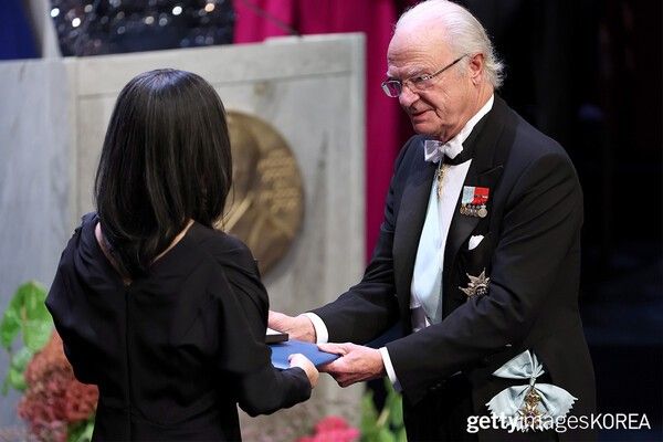 ▲노벨상 시상식에서 스웨덴 국왕으로부터 노벨문학상을 수상한 한강 (사진= gettyimagesKOREA)