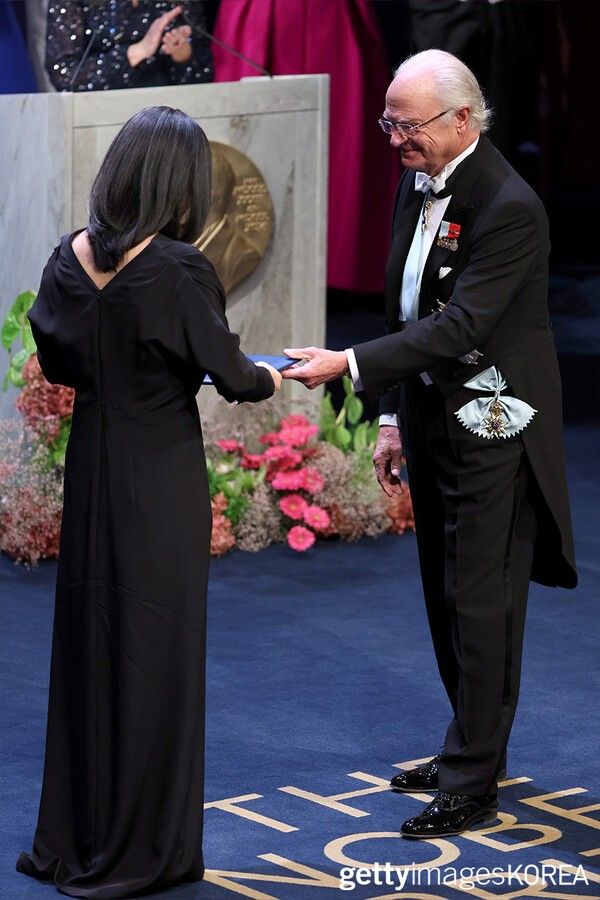 ▲노벨상 시상식에서 스웨덴 국왕으로부터 노벨문학상을 수상한 한강 (사진= gettyimagesKOREA)