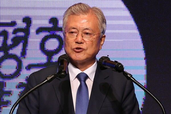 ▲지난 9월 전남 영암군 호텔 현대 바이라한 목포 컨벤션홀에서 열린 '9·19 평양공동선언 6주년 전남 평화회의'에서 발언 중인 문 전 대통령 (사진= 연합뉴스)