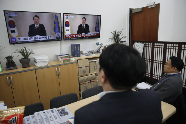 ▲윤석열 대통령의 대국민 담화를 지켜보고 있는 더불어민주당 당직자들 (사진=뉴스1)