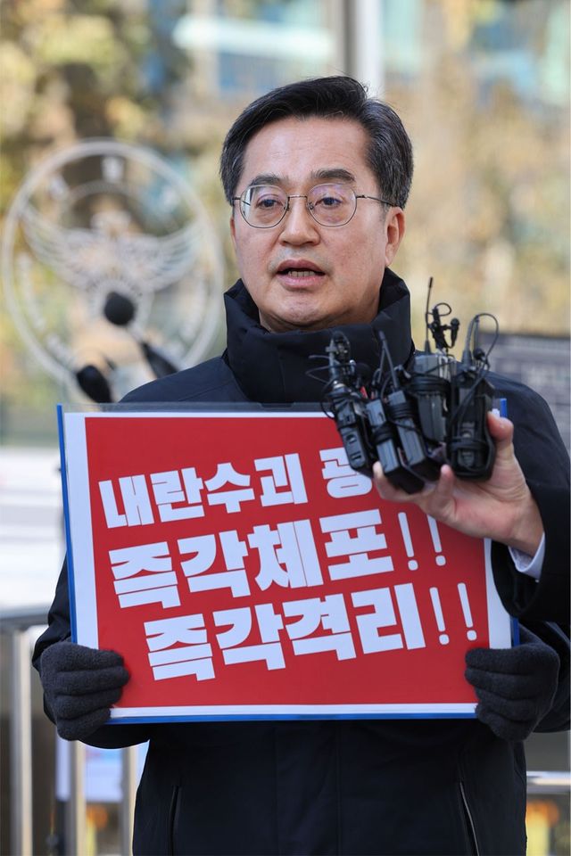 ▲김동연 경기도지사가 12일 오후 서울 서대문구 경찰청 국가수사본부 앞에서 윤석열 대통령 즉각 체포 촉구 1인 시위를 하며 취재진의 질문에 답하고 있다. (사진=뉴스1)