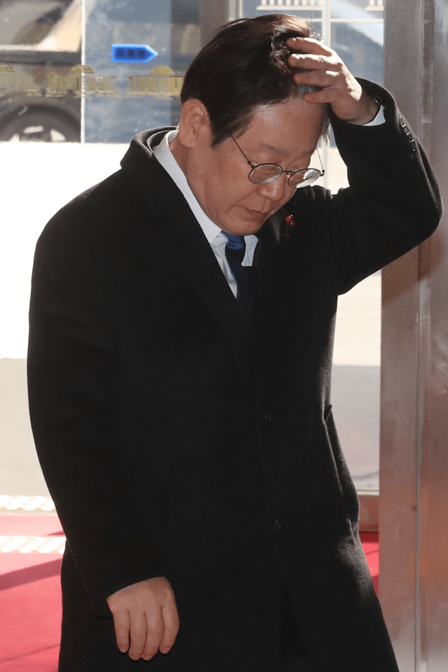 ▲12일 윤 대통령 담화 직후 국회 본청으로 들어서고 있는 이재명 더불어민주당 대표 (사진=뉴스1)