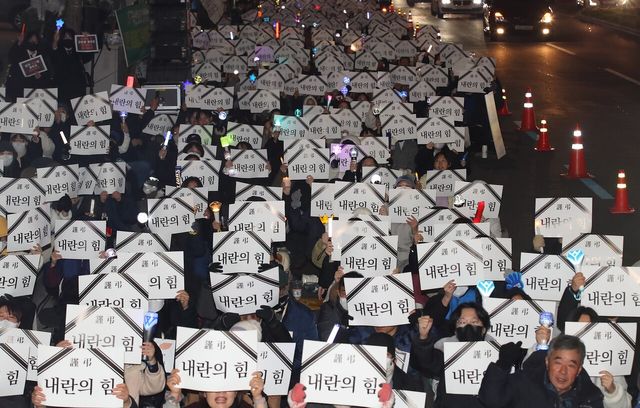 ▲ 11일 대구 수성구 범어동 국민의힘 대구경북 당사 앞에서 열린 '내란공범 국짐당 장례식' 분향소에서 분향과 헌화 중인 시민들(사진= 뉴스1)