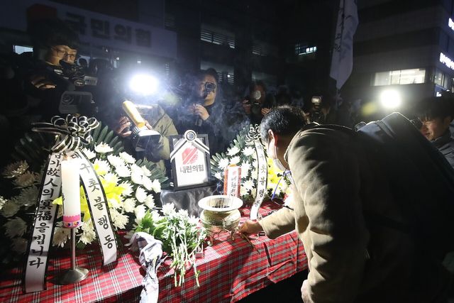 ▲ 11일 대구 수성구 범어동 국민의힘 대구경북 당사 앞에서 열린 '내란공범 국짐당 장례식' 분향소에서 분향과 헌화 중인 시민들(사진= 뉴스1)