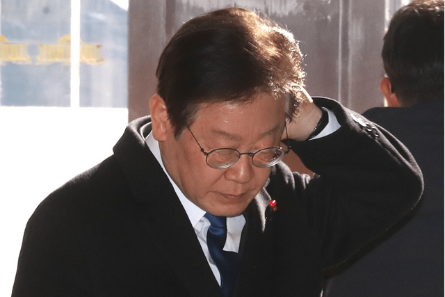 ▲12일 윤 대통령 담화 직후 국회 본청으로 들어서고 있는 이재명 더불어민주당 대표 (사진=뉴스1)