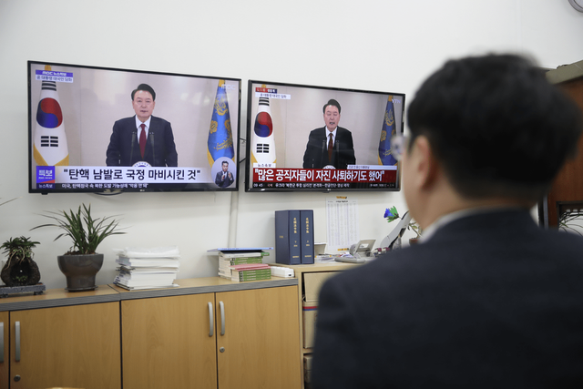 ▲윤석열 대통령의 대국민 담화를 지켜보고 있는 더불어민주당 당직자들 (사진=뉴스1)