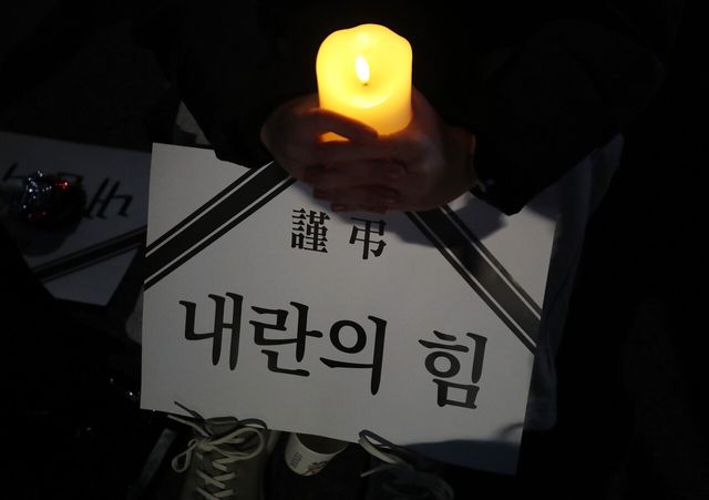 ▲&nbsp;11일 대구 수성구 범어동 국민의힘 대구경북 당사 앞에서 열린 '내란공범 국짐당 장례식' 분향소에서 분향과 헌화 중인 시민들(사진= 뉴스1)