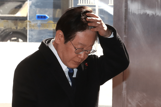 ▲12일 윤 대통령 담화 직후 국회 본청으로 들어서고 있는 이재명 더불어민주당 대표 (사진=뉴스1)