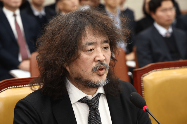 ▲국회 상임위에 출석해 '계엄 당시 한동훈 사살 계획' 제보 받았다고 폭로한 김어준 씨 (사진=뉴스1)