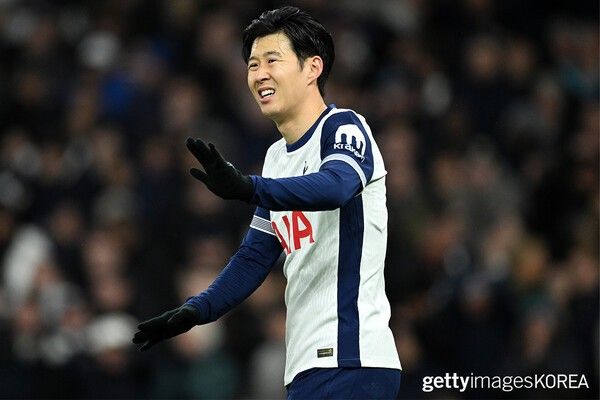 ▲8일 영국 런던 토트넘 홋스퍼 스타디움에서 열린 토트넘 홋스퍼 FC와 첼시 FC의 프리미어 경기 중 손을 드는 손흥민 (사진= gettyimagesKOREA)