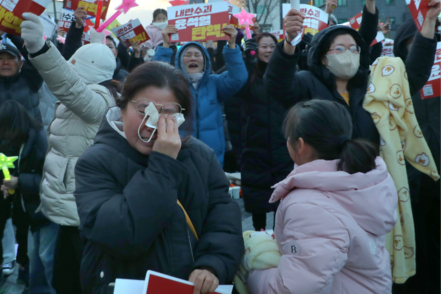 ▲윤석열 대통령 탄핵 가결에 기뻐하는 시민들 (사진=뉴스1)