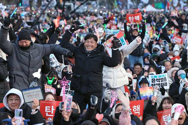 ▲윤석열 대통령 탄핵 가결에 기뻐하는 시민들 (사진=뉴스1)