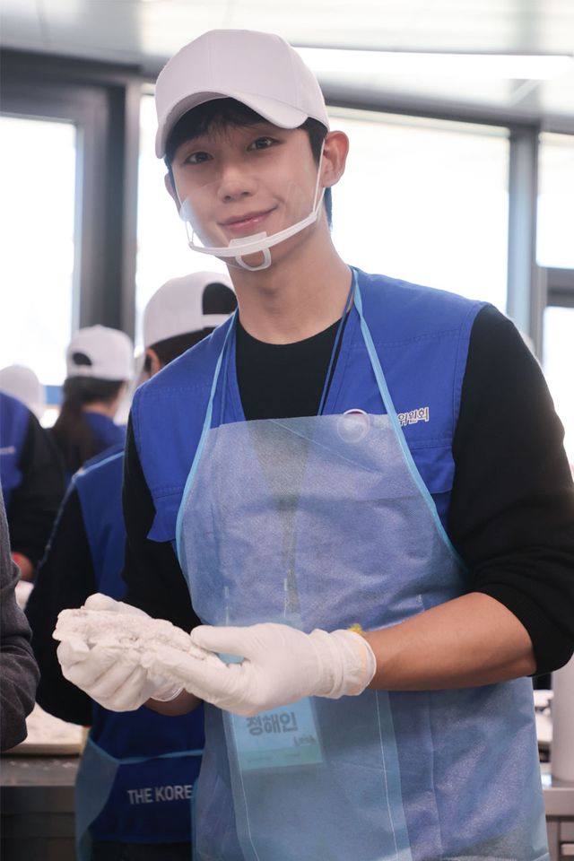 ▲행복공감봉사단장인 배우 정해인이 12일 서울 마포구 염리종합사회복지관에서 열린 '17기 행복공감봉사단' 봉사활동에서 급식 조리를 하고 있다. (사진=연합뉴스)