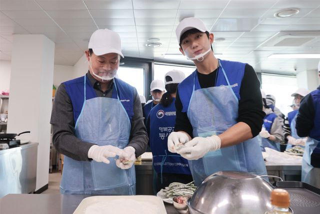 ▲ 행복공감봉사단장인 배우 정해인이 12일 서울 마포구 염리종합사회복지관에서 열린 '17기 행복공감봉사단' 봉사활동에서 급식 조리를 하고 있다. (사진=연합뉴스)