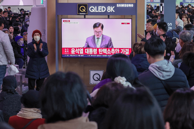 ▲윤석열 대통령 탄핵 가결에 기뻐하는 시민들 (사진=뉴스1)