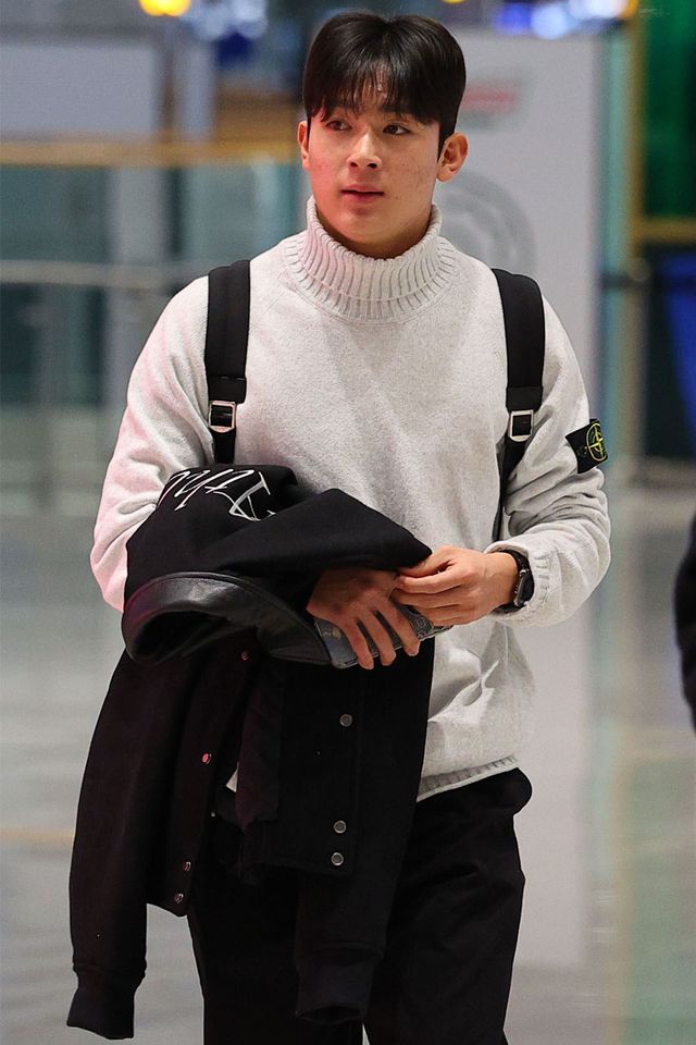 ▲ 2024시즌 한국 프로축구 최고의 슈퍼 루키이자 손흥민 선수가 뛰는 잉글랜드 토트넘 훗스퍼로 이적하는 양민혁 선수가 16일 오전 인천국제공항 제2터미널을 통해 출국하고 있다. (사진=연합뉴스)