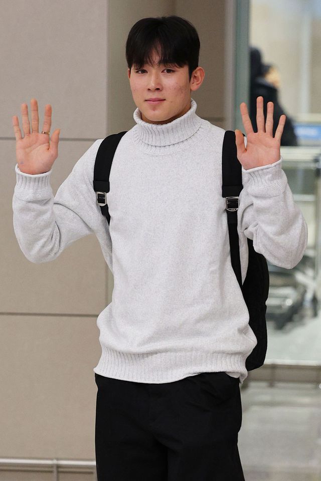 ▲ 2024시즌 한국 프로축구 최고의 슈퍼 루키이자 손흥민 선수가 뛰는 잉글랜드 토트넘 훗스퍼로 이적하는 양민혁 선수가 16일 오전 인천국제공항 제2터미널을 통해 출국하고 있다. (사진=연합뉴스)