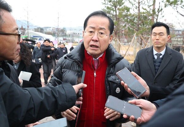 ▲13일 대구 서구 서대구역에서 열린 대경선 광역철도 개통식을 마친 뒤 취재진의 질문에 답하는 홍 시장 (사진= 뉴스1)