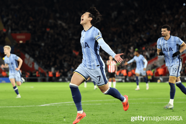 ▲15일 세인트 메리스 스타디움에서 열린 사우샘프턴 FC와 토트넘 홋스퍼 FC의 프리미어리그 경기에서 팀의 두 번째 골을 넣은 것을 축하하는 손흥민(gettyimagesKOREA)