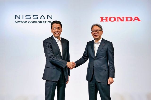 ▲8월 MOU 체결 당시 손을 맞잡은 우치다 마코토 닛산 CEO와 미베 도시히로 혼다 CEO(사진=혼다)